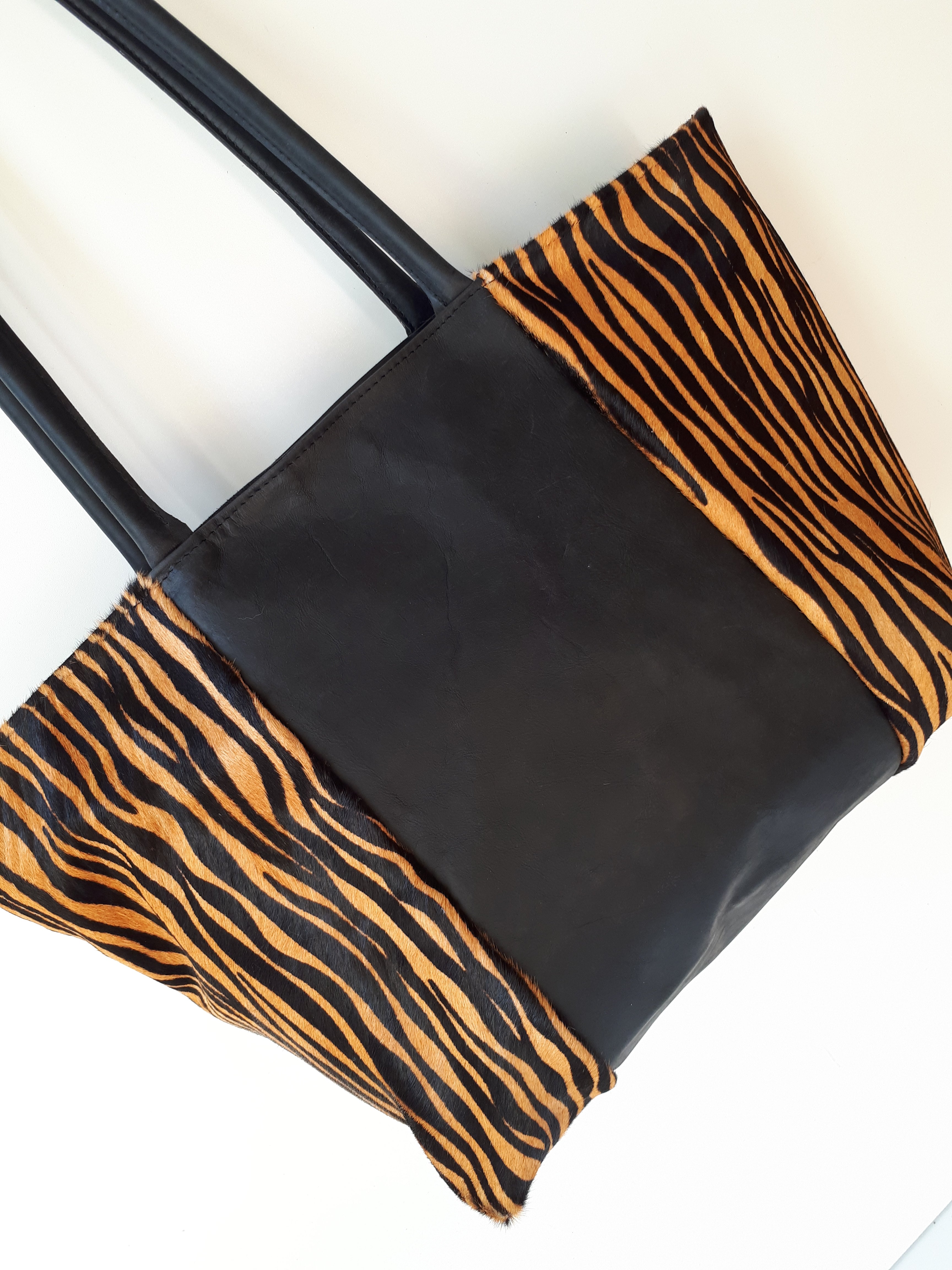 Leren tas met tijgerprint.
