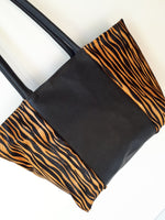 Leren tas met tijgerprint.