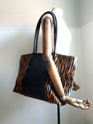 Leren tas met tijgerprint.