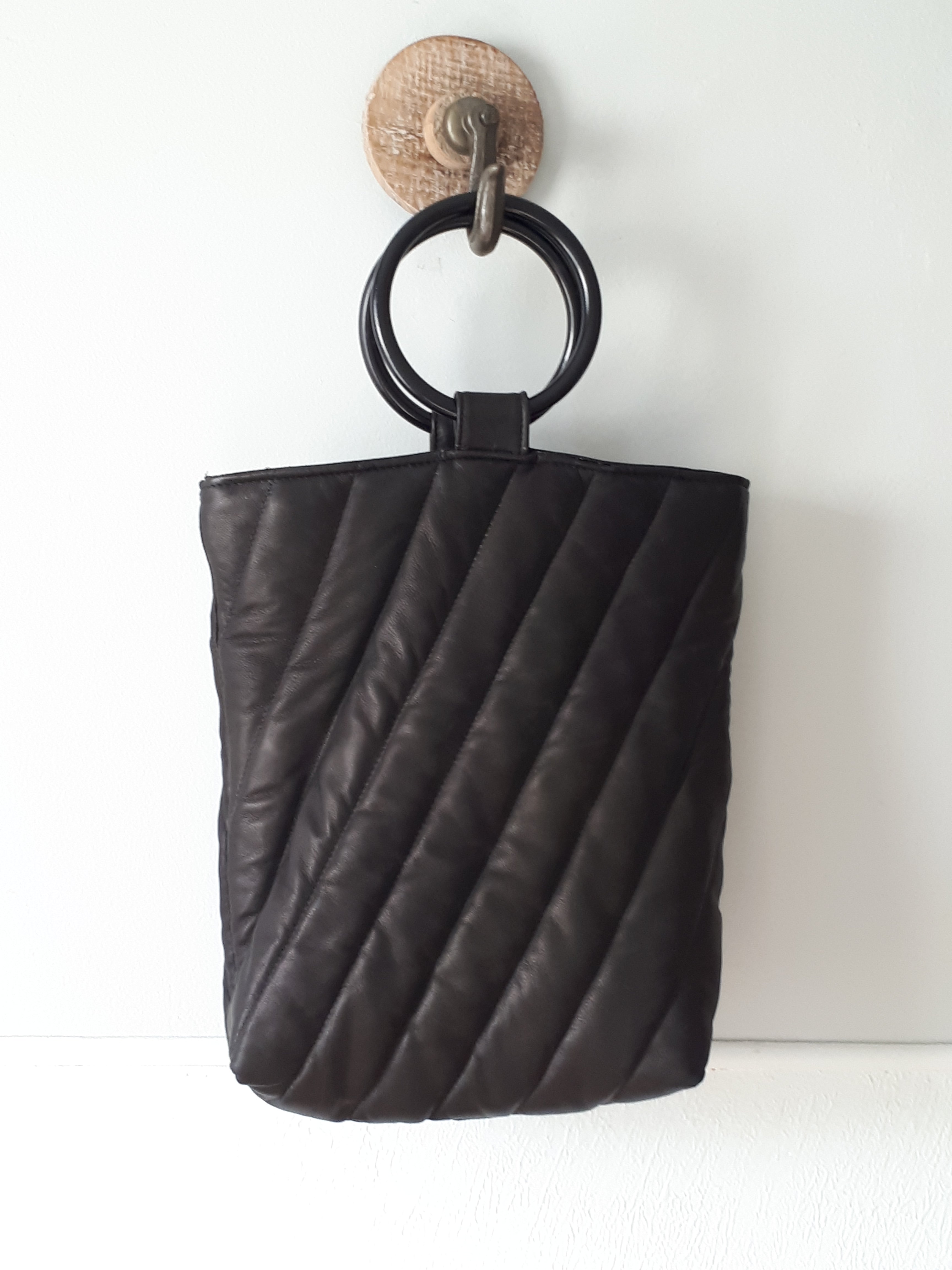 Zachte zwarte padded leren tas met houten handvatten