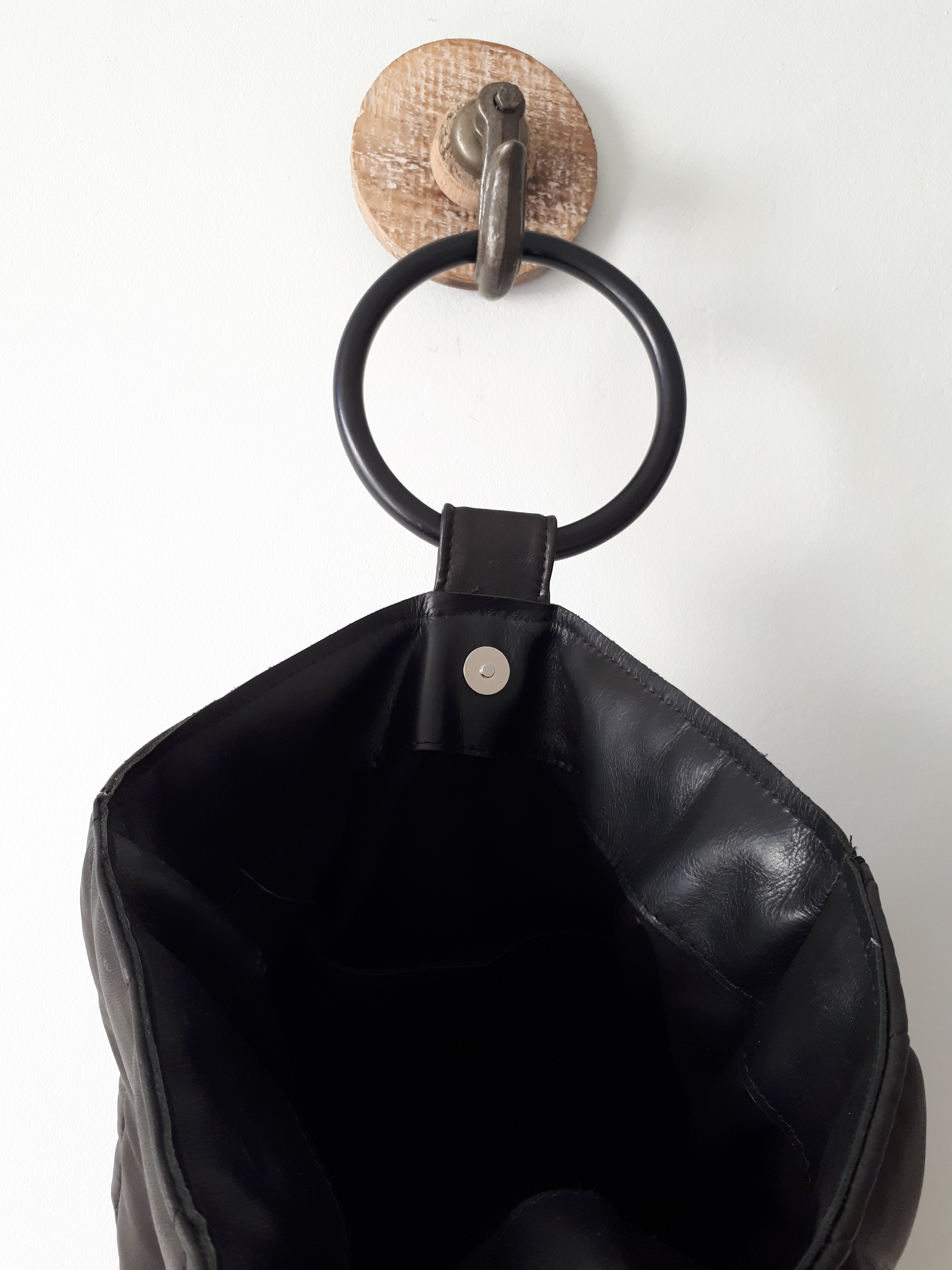 Zachte zwarte padded leren tas met houten handvatten