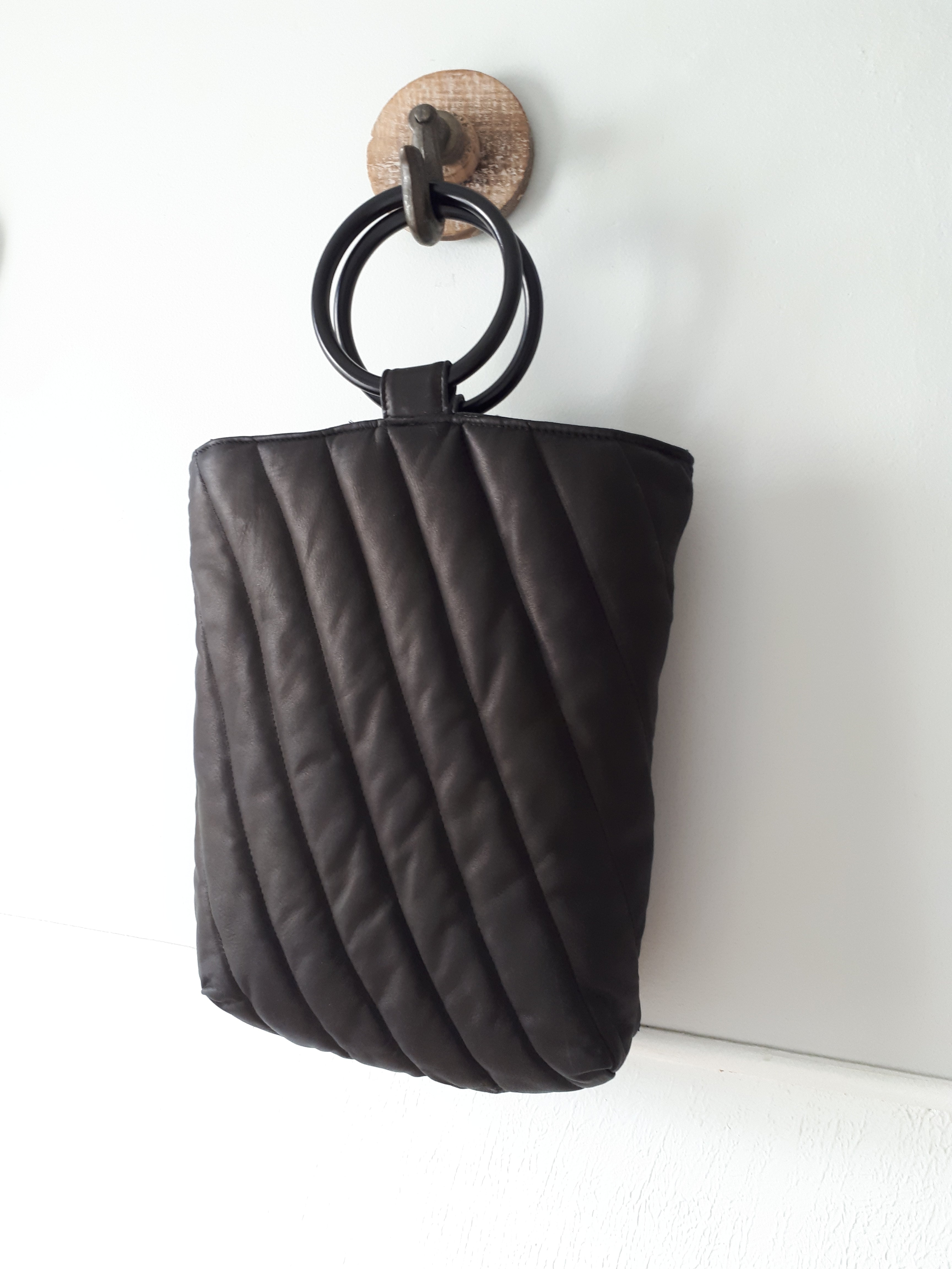 Zachte zwarte padded leren tas met houten handvatten