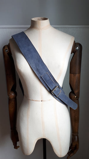 Blauwe "sling bag" voor de stoere man