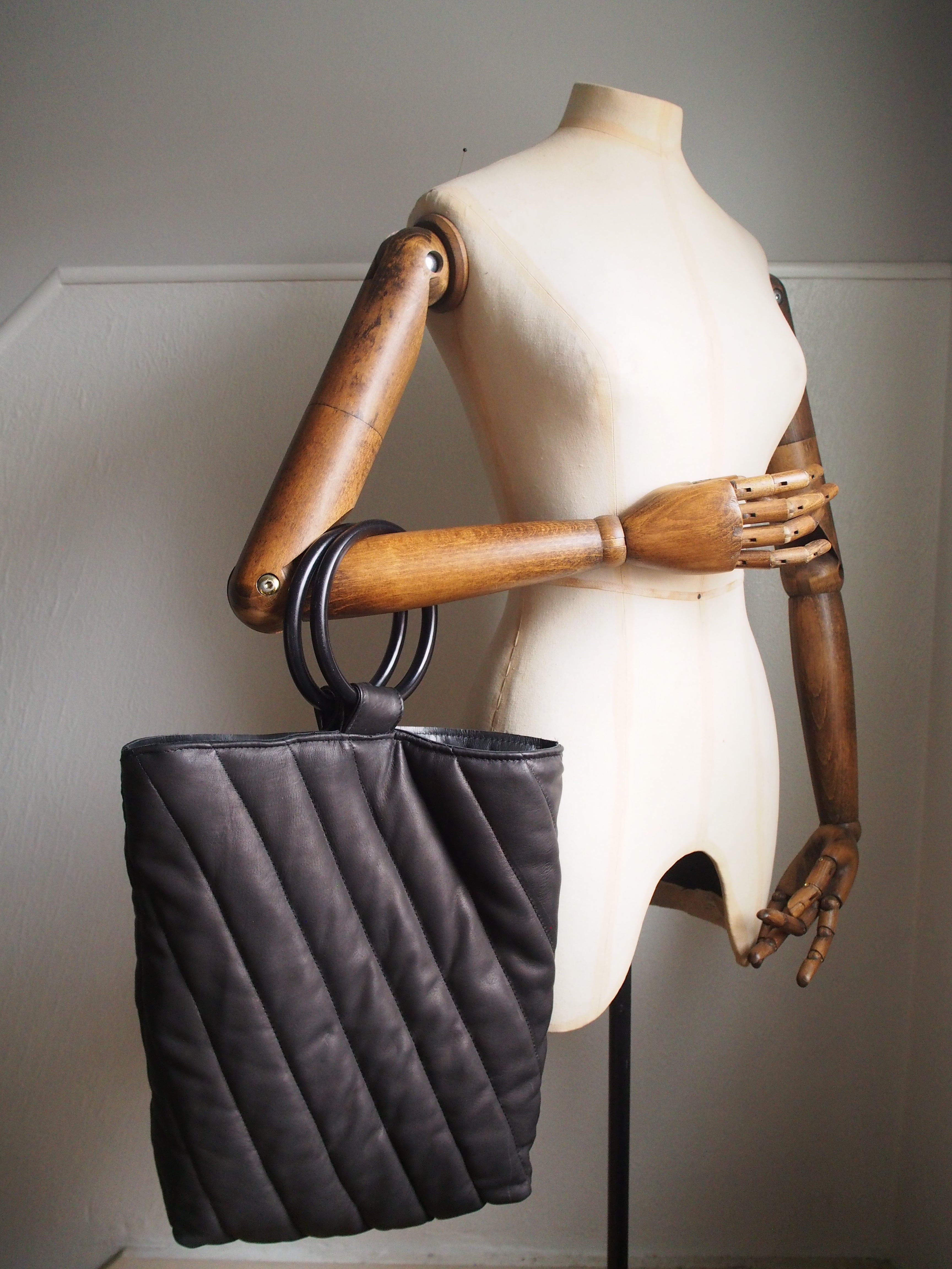 Zachte zwarte padded leren tas met houten handvatten