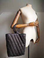 Zachte zwarte padded leren tas met houten handvatten