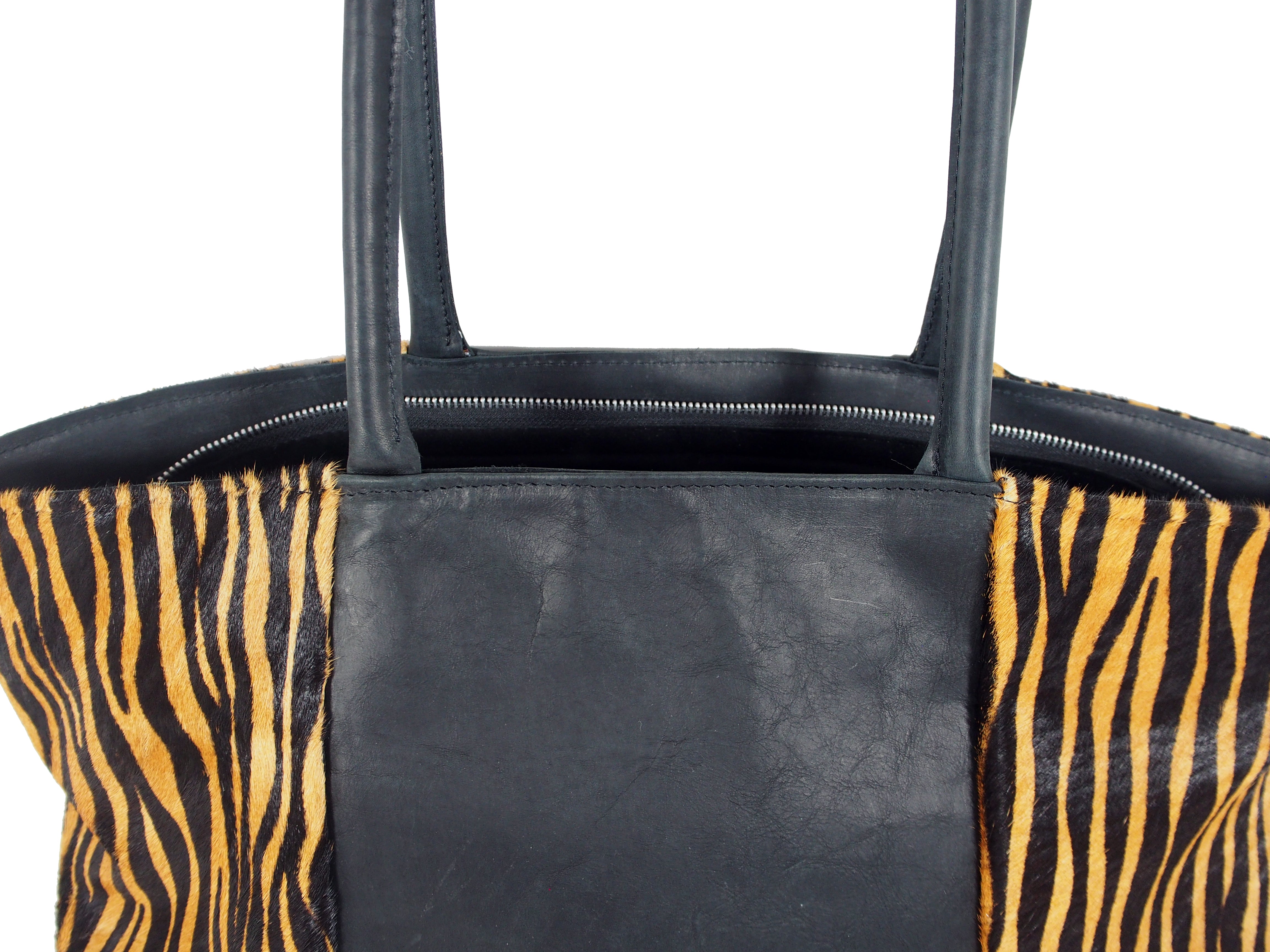 Leren tas met tijgerprint.