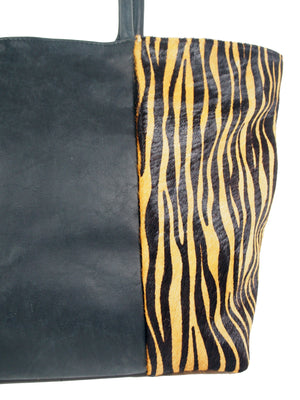 Leren tas met tijgerprint.