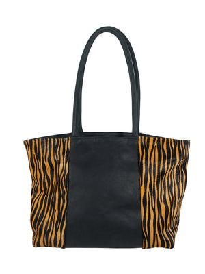 Leren tas met tijgerprint.