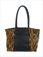 Leren tas met tijgerprint.