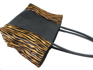 Leren tas met tijgerprint.